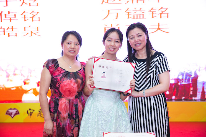 11李笑非校长 颁发毕业证书.jpg