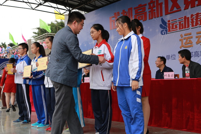 高新区领导为我校运动员代表颁奖.JPG