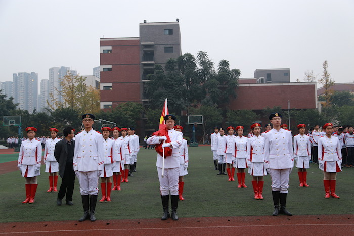 1邱校长指导学升旗手站军姿.JPG