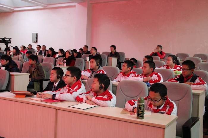 3、我校机器人社团学生认真聆听维尔纳教授讲座.JPG