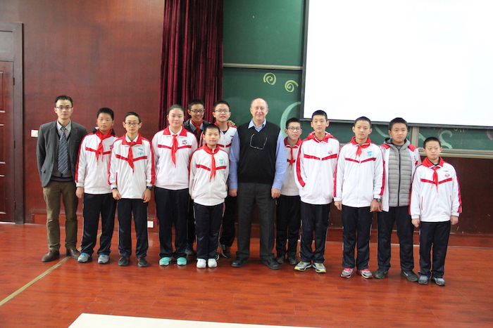 5、维尔纳教授与我校机器人社团师生合影留念.JPG