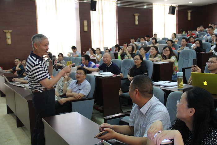 2 黎加厚教授与大家互动.JPG