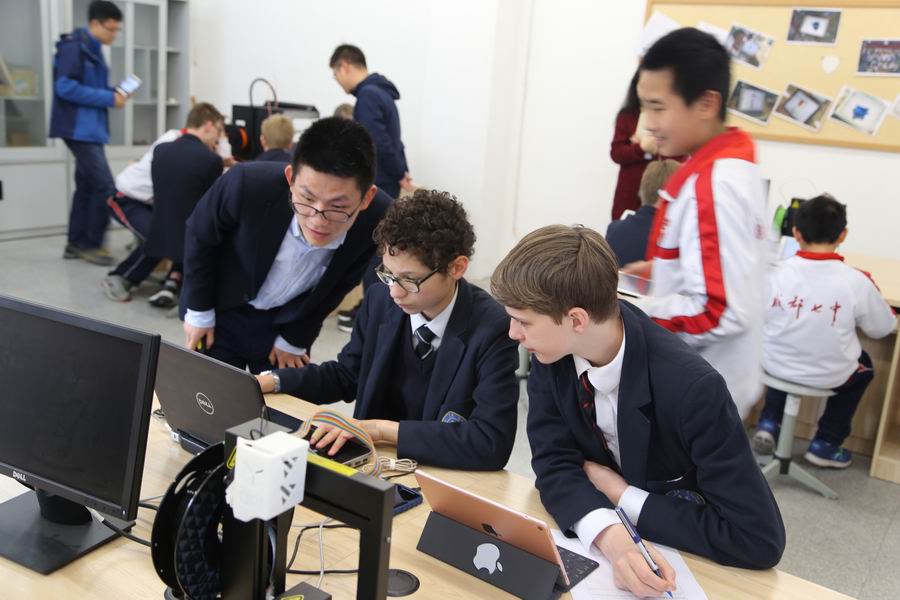 调整大小 4夏小刚老师协助学生解决设计问题v.JPG