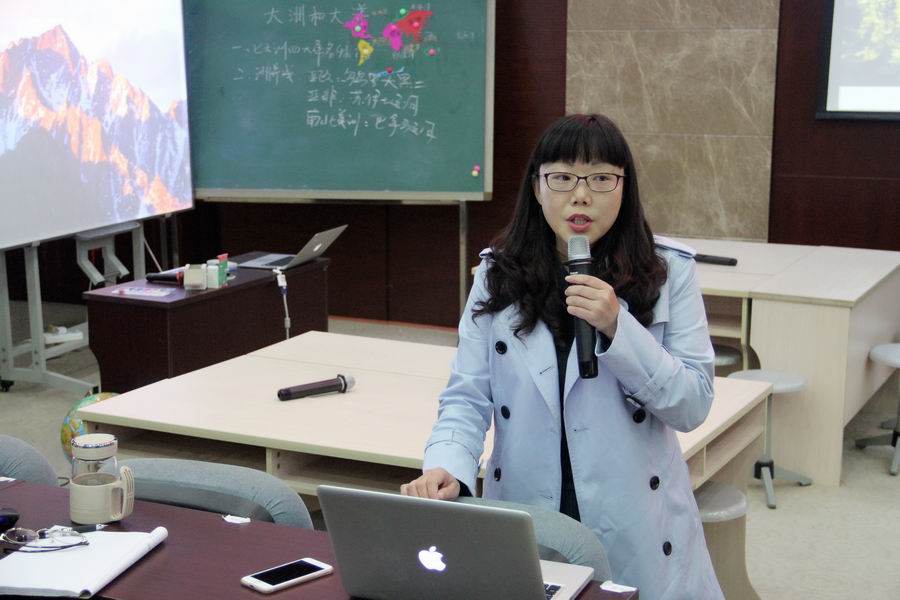 调整大小 7、地理组缪辉辉老师议课.JPG