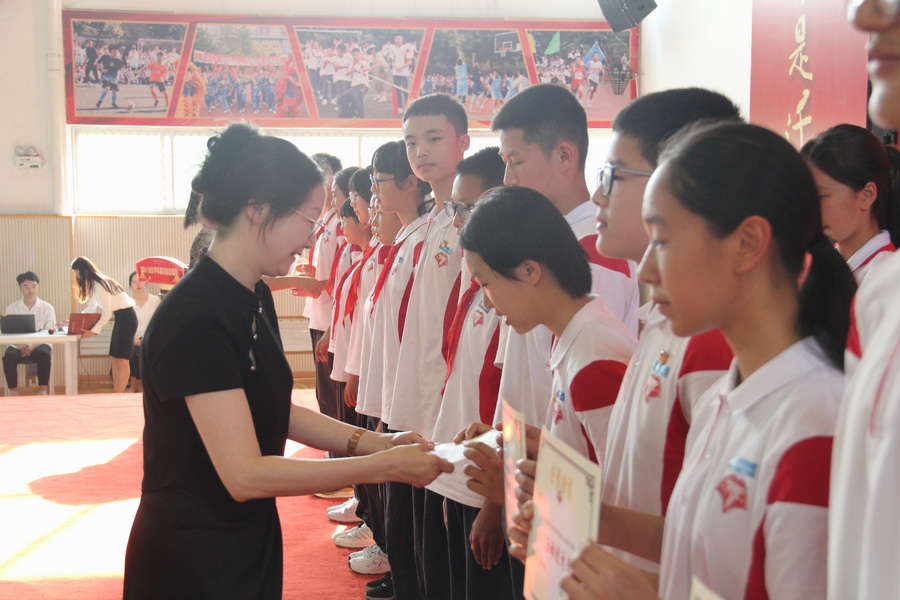 图43-2  课外活动优秀学生领导颁奖图(胡霞)_调整大小.jpg